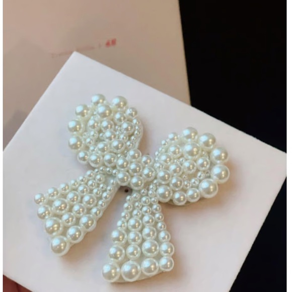 ISO looking for this pearl leather H&M x Simone Rocha bow pin - Picture 1 of 1